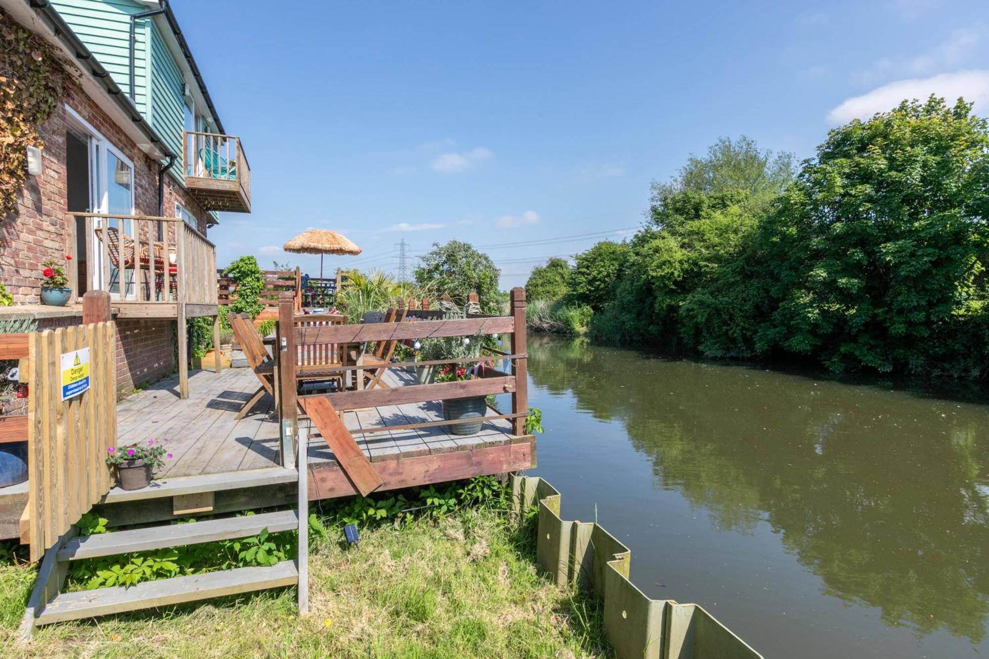 Riverside Escape Iden Rye Villa Exterior photo